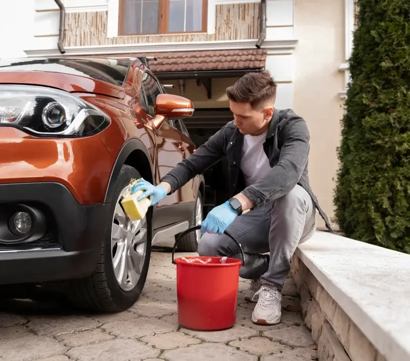Lavage auto à domicile Sainte-Colombe-des-Bois : professionnel intervenant sur un véhicule